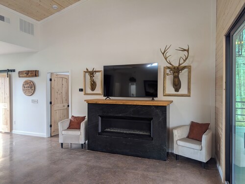 Creek Song Cabin in Bourbon Capital