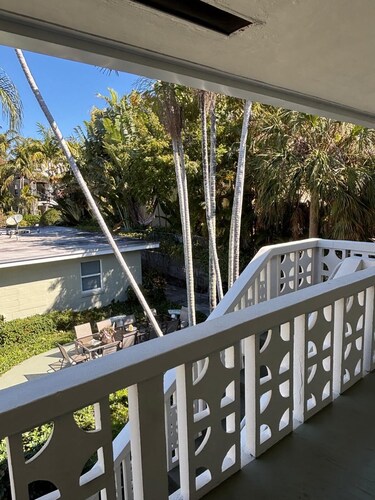 Modern Cozy Retreat • 1BR Comfort • 5min to Beach. Free Wifi, Parking & Pool.