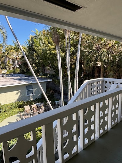 Modern Cozy Retreat • 1BR Comfort • 5min to Beach. Free Wifi, Parking & Pool.