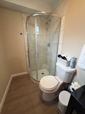 Douche, sèche-cheveux, savon, papier toilette