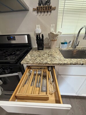 Private kitchen - Cozy 1Bed Studio Near DT- FtSam-UIW-Trinity-PEARL! (San Antonio)