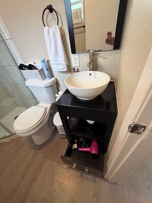 Douche, sèche-cheveux, savon, papier toilette