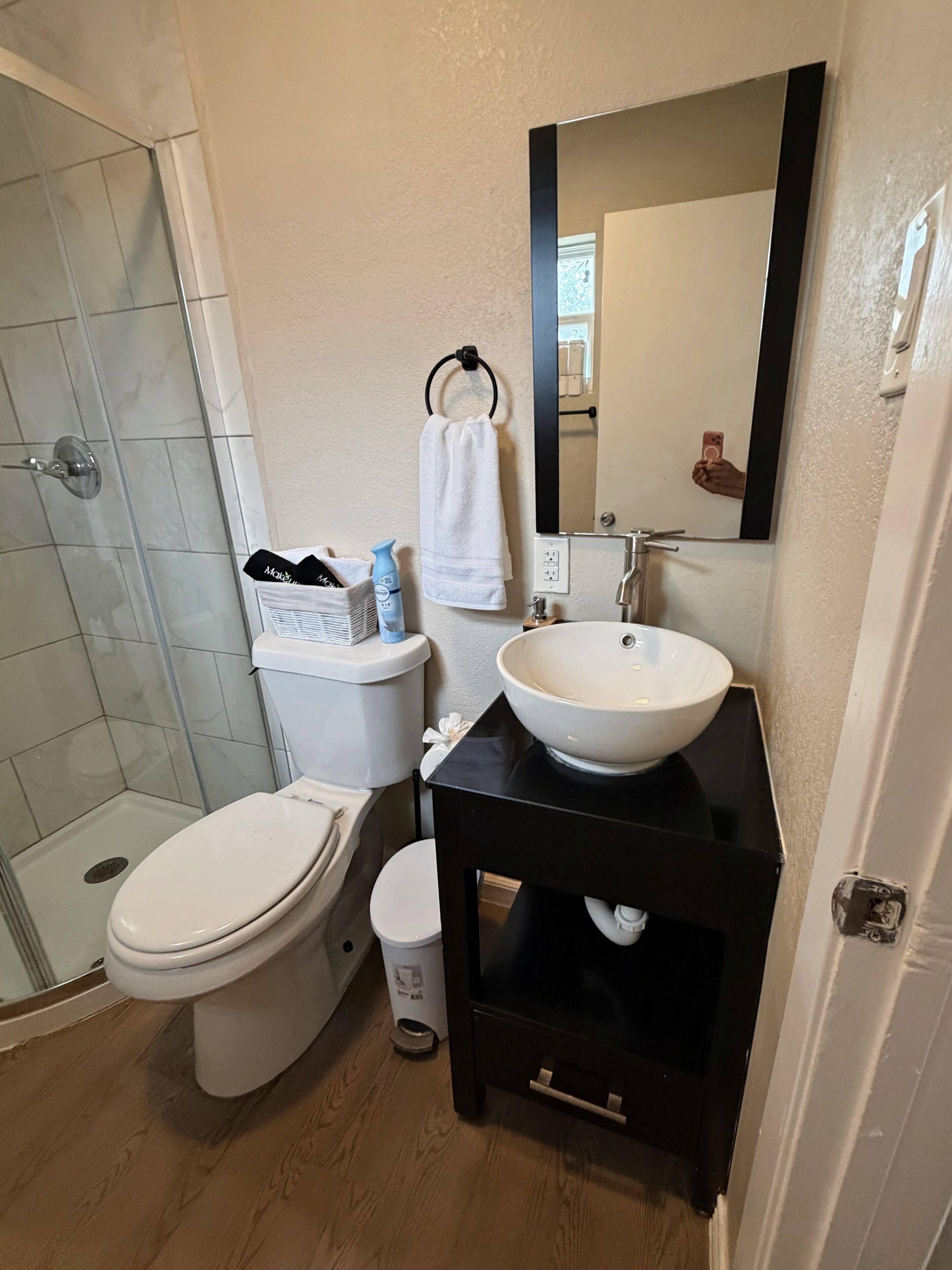 Dusche, Haartrockner, Seife, Toilettenpapier