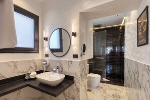 Deluxe tweepersoonskamer, uitzicht op rivier | Badkamer