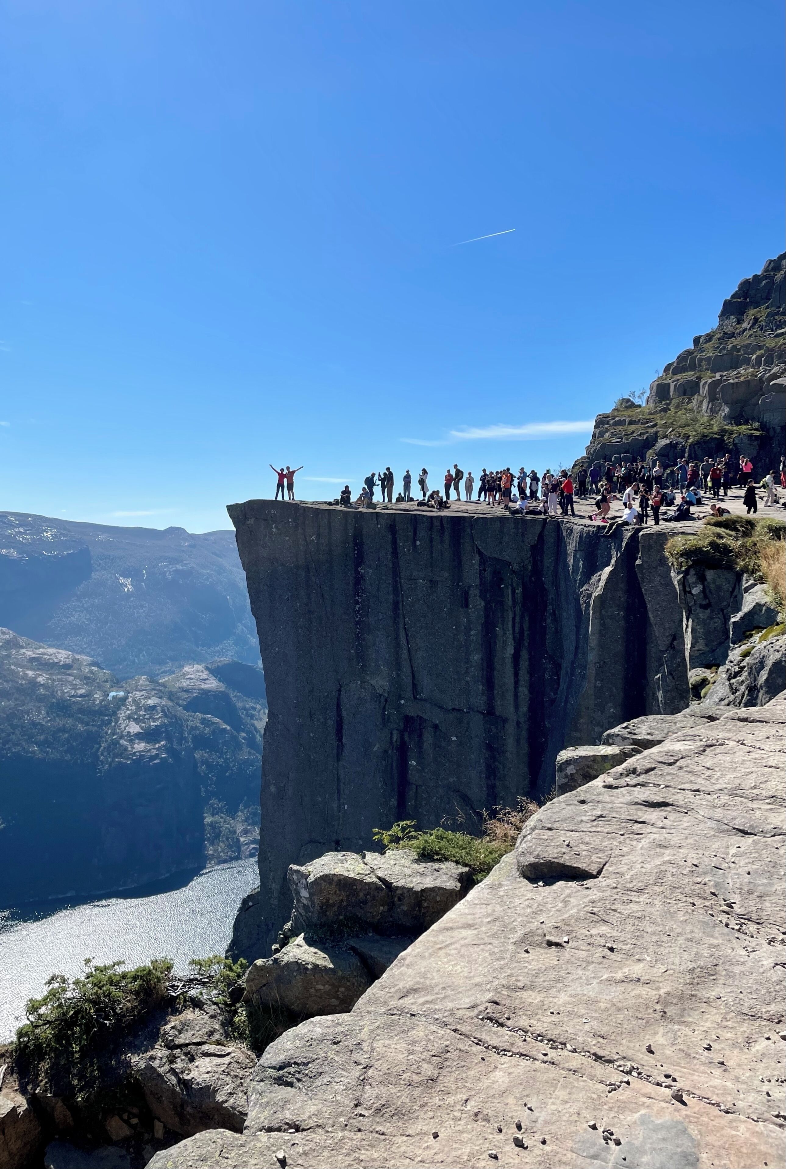 Eine große Felsformation mit einer steilen Klippe.