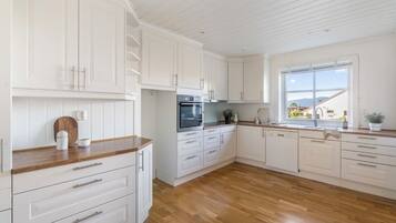Fridge, oven, dishwasher, coffee/tea maker