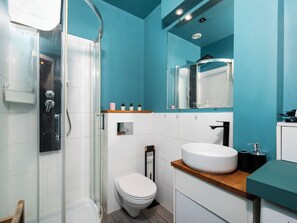 Een douche, een haardroger, handdoeken