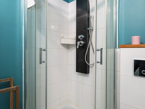 Een douche, een haardroger, handdoeken