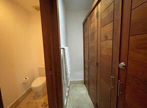 Shower, hair dryer, soap, toilet paper - Bright 2-bedroom apartment with AC in luxury Cosón beach complex (Las Terrenas)