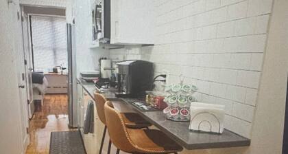 Modern Brownstone Private 1-Bedroom Apartment Near Times Square – Private, Cozy