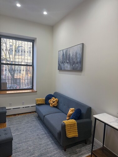 Modern Brownstone Private 1-Bedroom Apartment Near Times Square – Private, Cozy