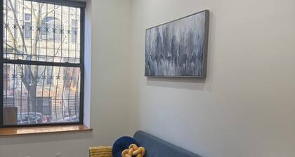 Modern Brownstone Private 1-Bedroom Apartment Near Times Square – Private, Cozy