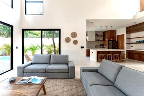TV - 4BR Luxury retreat in La Veleta - Private Pool - Walk to best spots! (Q.R.)