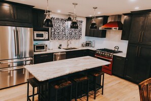 Fridge, microwave, oven, stovetop - Serene Haven 3BR 2BA (Nederland)