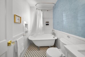 Shower, hair dryer, towels, soap - Historic Charm Near St. Pete Beach & Downtown with Arcade Games and Karaoke! (St. Petersburg)