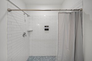 Een douche, een haardroger, handdoeken, zeep