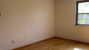 A room with wooden flooring, a ceiling vent, and a window with a view of the outside. - NFL Draft-Ready! 3-bedroom house in Pittsburgh (Pittsburgh)