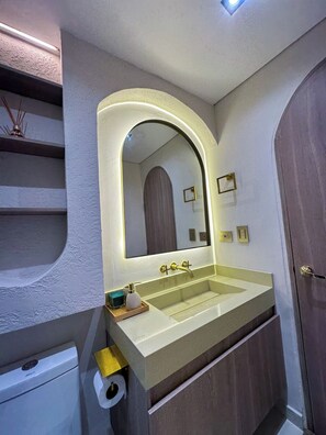 Shower, towels, soap, toilet paper - Oceanfront Suite with Coworking & Pool (Cartagena de Indias)