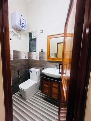 Douche, sèche-cheveux, bidet, serviettes fournies