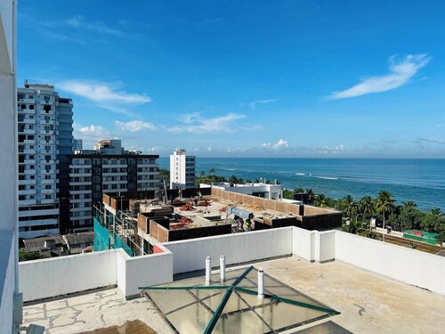 4BR,Spacious self contained apartment.03 min walk to beaches, relax , & enjoy 