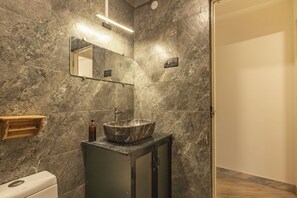 ヘアドライヤー、タオル、石鹸、トイレットペーパー
