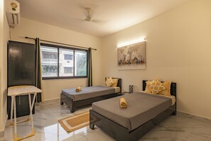 Tabla de planchar con plancha, wifi gratis, ropa de cama
