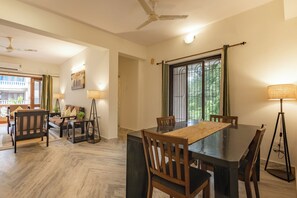 Dining - Spacious 2-Bedroom Apartment In Varca With 3 AC's Walkable To Zalor Beach (Varca)