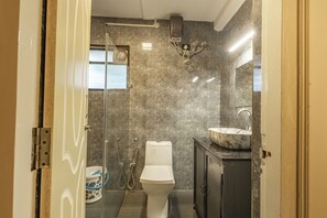 Bathroom - Spacious 2-Bedroom Apartment In Varca With 3 AC's Walkable To Zalor Beach (Varca)