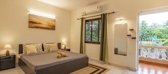 Spacious 2-Bedroom Apartment In Varca With 3 AC's Walkable To Zalor Beach
