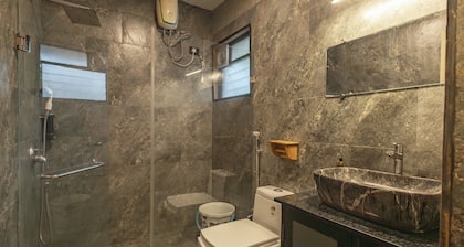 Spacious 2-Bedroom Apartment In Varca With 3 AC's Walkable To Zalor Beach