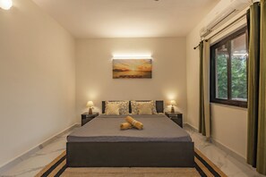 Tabla de planchar con plancha, wifi gratis, ropa de cama