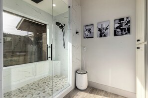Shower, hair dryer, towels, soap - Modern upgraded 3-bedroom home in sunny Scottsdale! (Scottsdale)