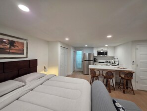 Room - Sunnybreak –Private Studio w/Kitchen & Laundry Cozy Coastal Getaway in Holiday (Holiday)