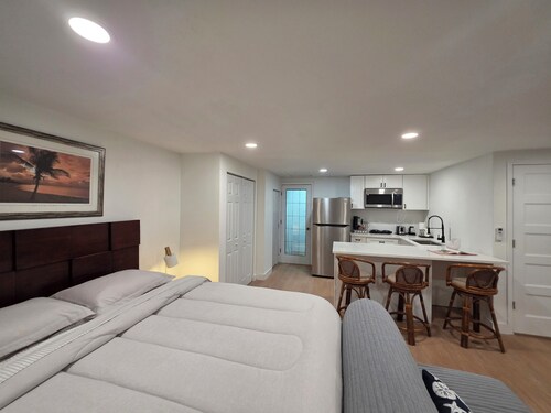 Sunnybreak –Private Studio w/Kitchen & Laundry Cozy Coastal Getaway in Holiday