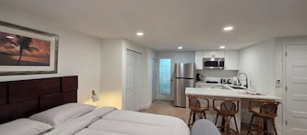 Sunnybreak –Private Studio w/Kitchen & Laundry Cozy Coastal Getaway in Holiday