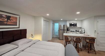Sunnybreak –Private Studio w/Kitchen & Laundry Cozy Coastal Getaway in Holiday