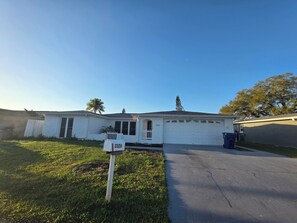 Exterior - Sunnybreak –Private Studio w/Kitchen & Laundry Cozy Coastal Getaway in Holiday (Holiday)