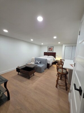 Room - Sunnybreak –Private Studio w/Kitchen & Laundry Cozy Coastal Getaway in Holiday (Holiday)