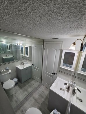 Bathroom - Sunnybreak –Private Studio w/Kitchen & Laundry Cozy Coastal Getaway in Holiday (Holiday)