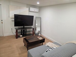 Living area - Sunnybreak –Private Studio w/Kitchen & Laundry Cozy Coastal Getaway in Holiday (Holiday)