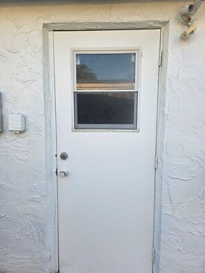 Exterior detail - Sunnybreak –Private Studio w/Kitchen & Laundry Cozy Coastal Getaway in Holiday (Holiday)