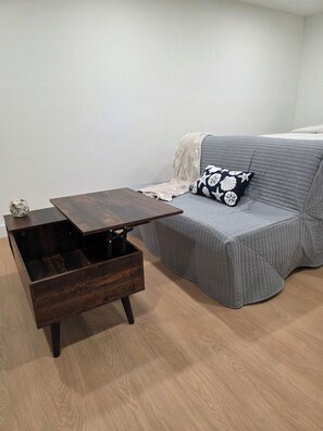 Interior - Sunnybreak –Private Studio w/Kitchen & Laundry Cozy Coastal Getaway in Holiday (Holiday)