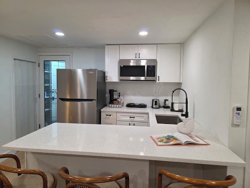 Sunnybreak –Private Studio w/Kitchen & Laundry Cozy Coastal Getaway in Holiday