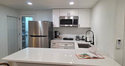 Sunnybreak –Private Studio w/Kitchen & Laundry Cozy Coastal Getaway in Holiday