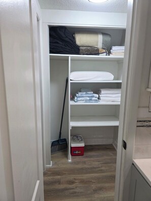 Interior - Sunnybreak –Private Studio w/Kitchen & Laundry Cozy Coastal Getaway in Holiday (Holiday)