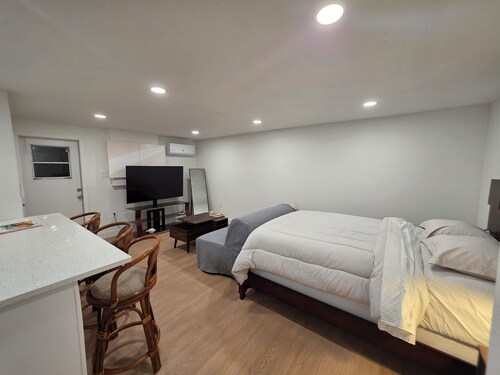 Sunnybreak –Private Studio w/Kitchen & Laundry Cozy Coastal Getaway in Holiday