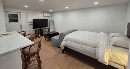 Sunnybreak –Private Studio w/Kitchen & Laundry Cozy Coastal Getaway in Holiday
