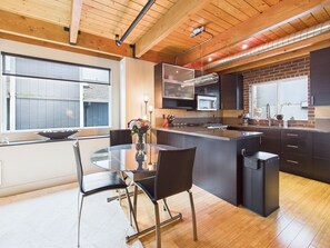Private kitchen - Upscale Modern & Cozy Seattle Retreat (Seattle)