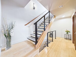 Interior - Upscale Modern & Cozy Seattle Retreat (Seattle)