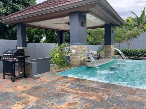 Private Kingston 6 Villa w/ Pool, Swim-Up Bar & Outdoor Kitchen Near Liguanea